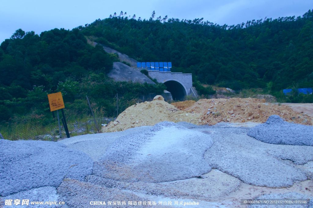 建筑工地 混泥满地