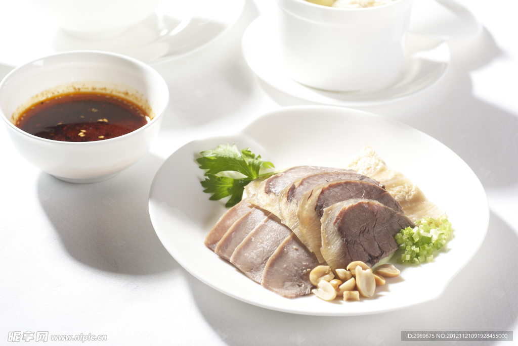 酱沾牛肉