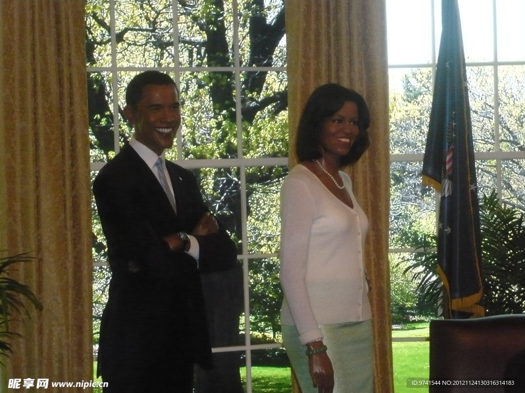 Barack Obama surprises wife Michelle at book tour stop