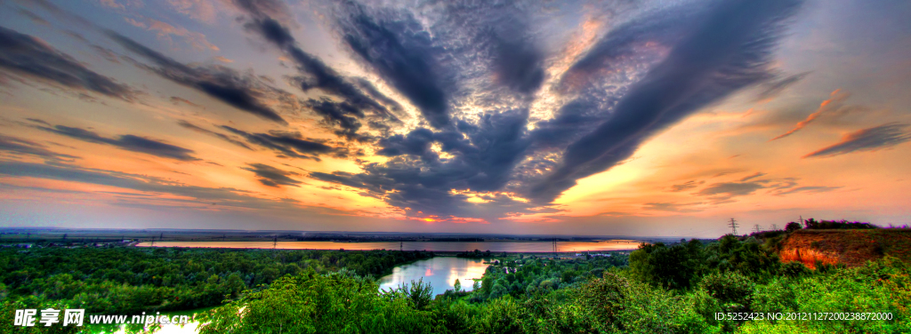 夕阳河流