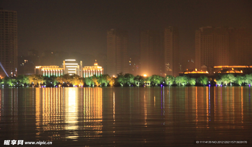 湖畔夜景