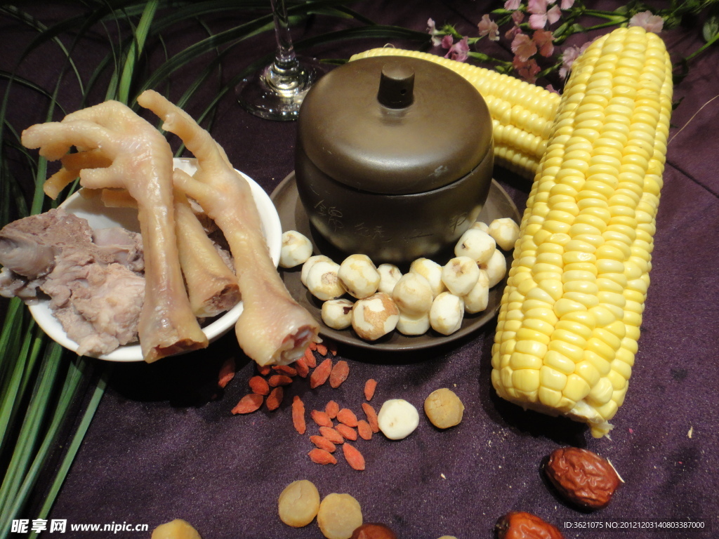 冬季养生汤系列 凤爪莲子玉米汤