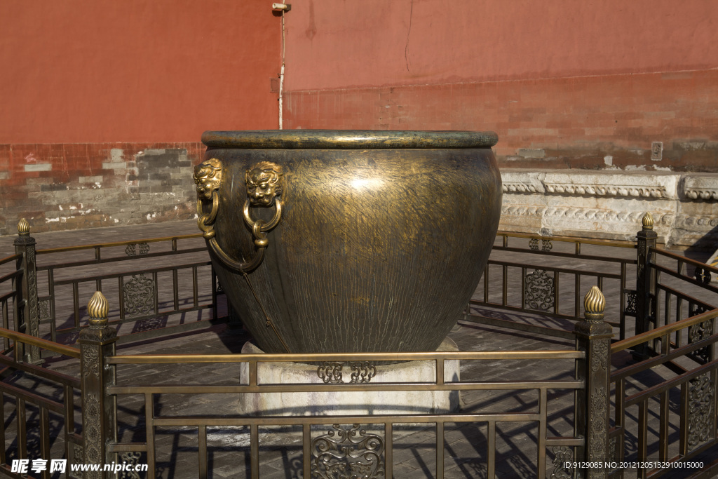 故宫铜铁缸