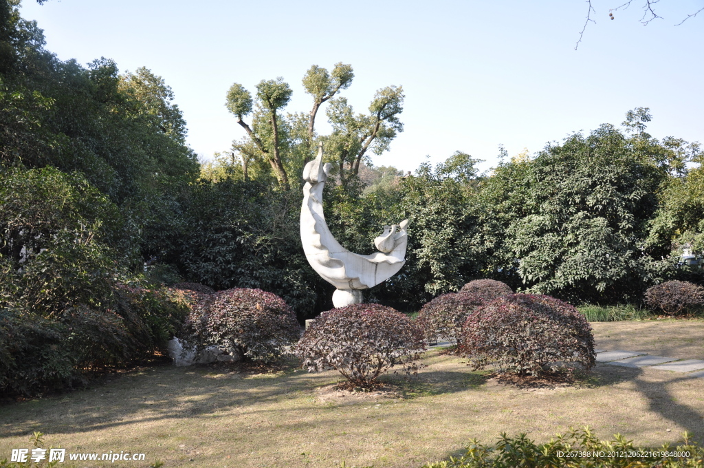 西湖岸边的园艺雕塑