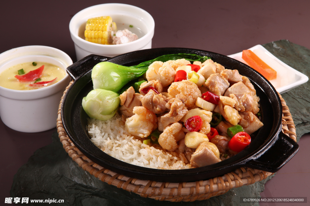 泡花菜爆鸡丁煲仔饭