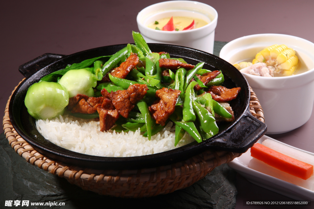 农家小炒肉煲仔饭