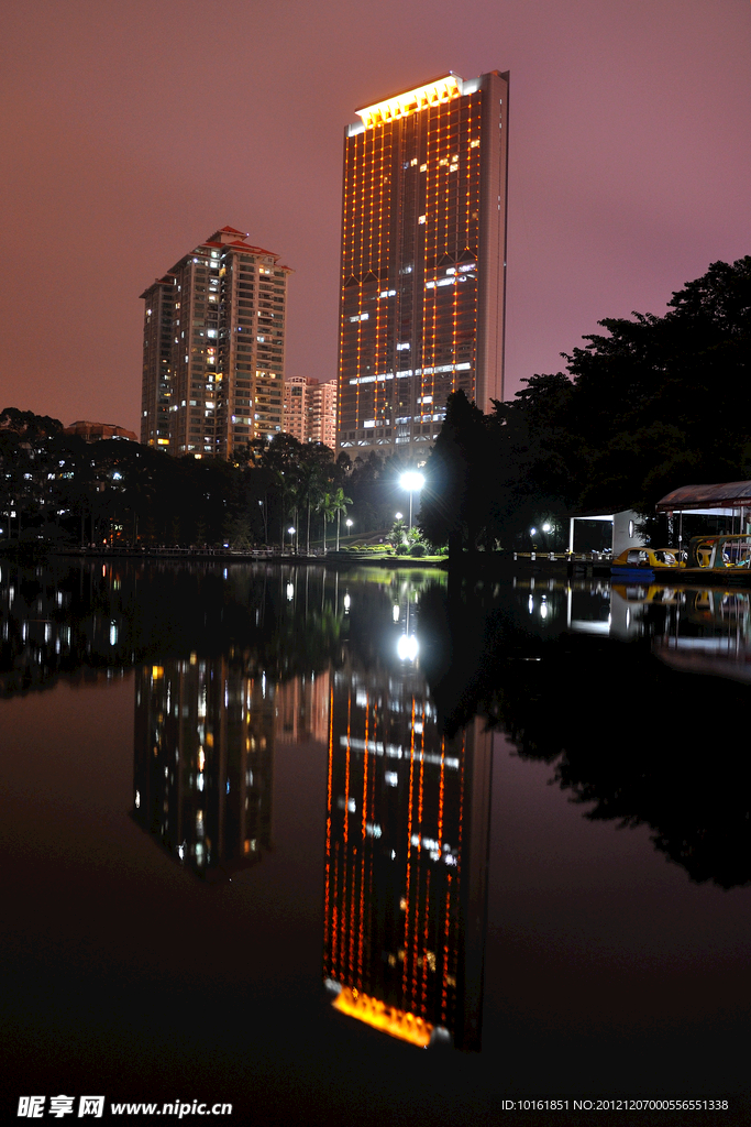 湖面夜影