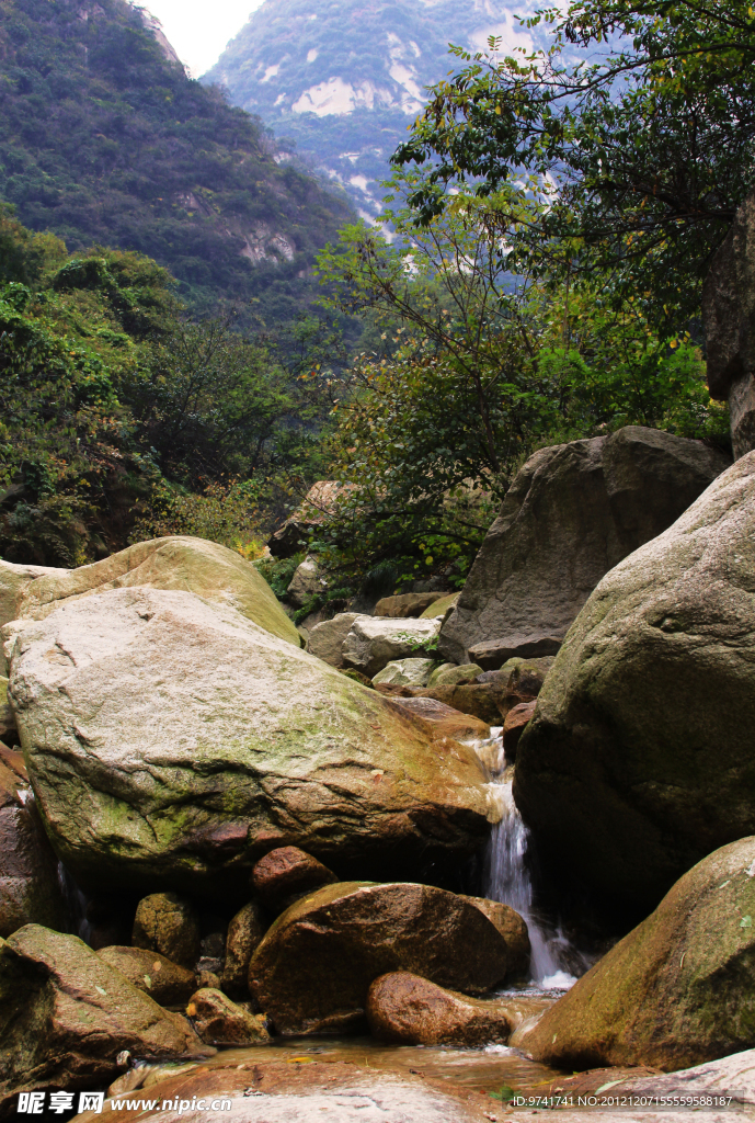 山脚细流