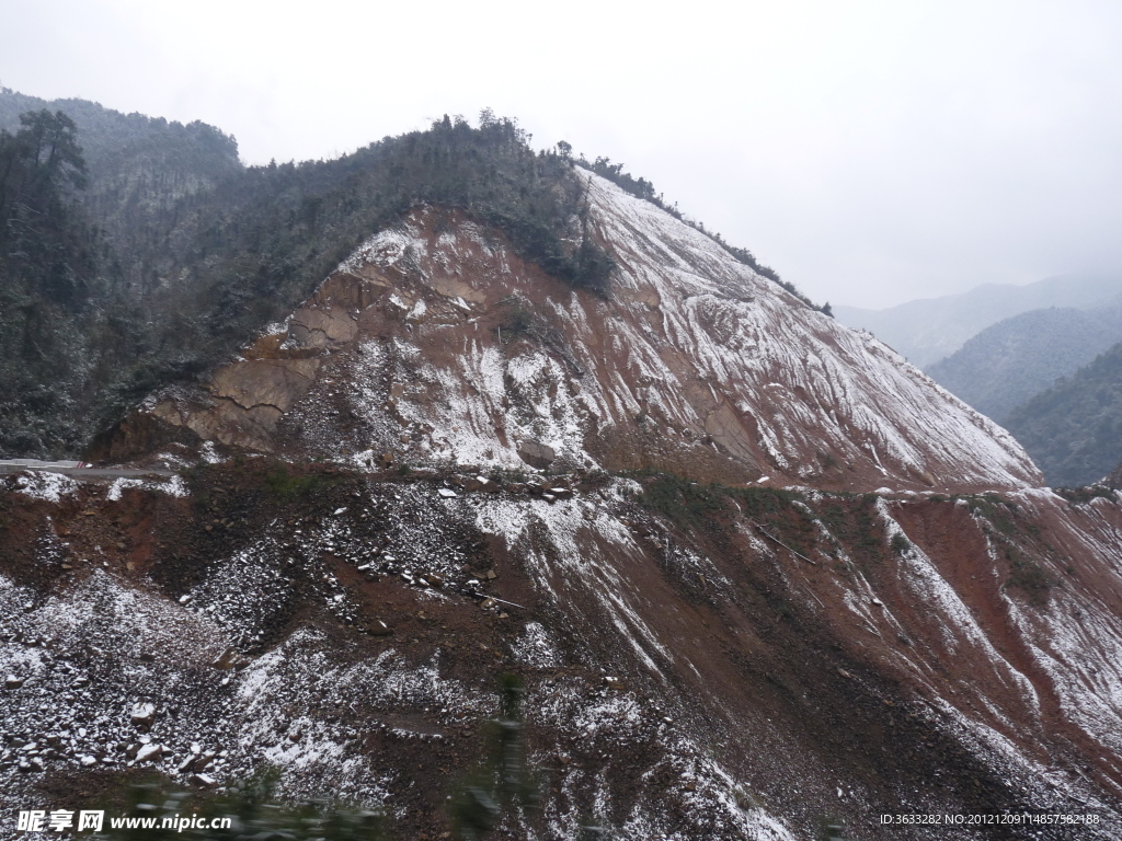 公路边的雪山