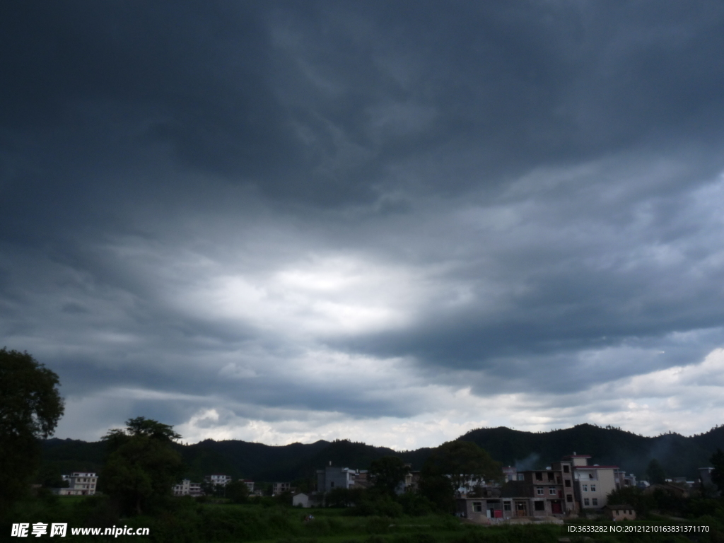 暴雨前的天空