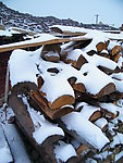 色达五明佛学院积雪的木材