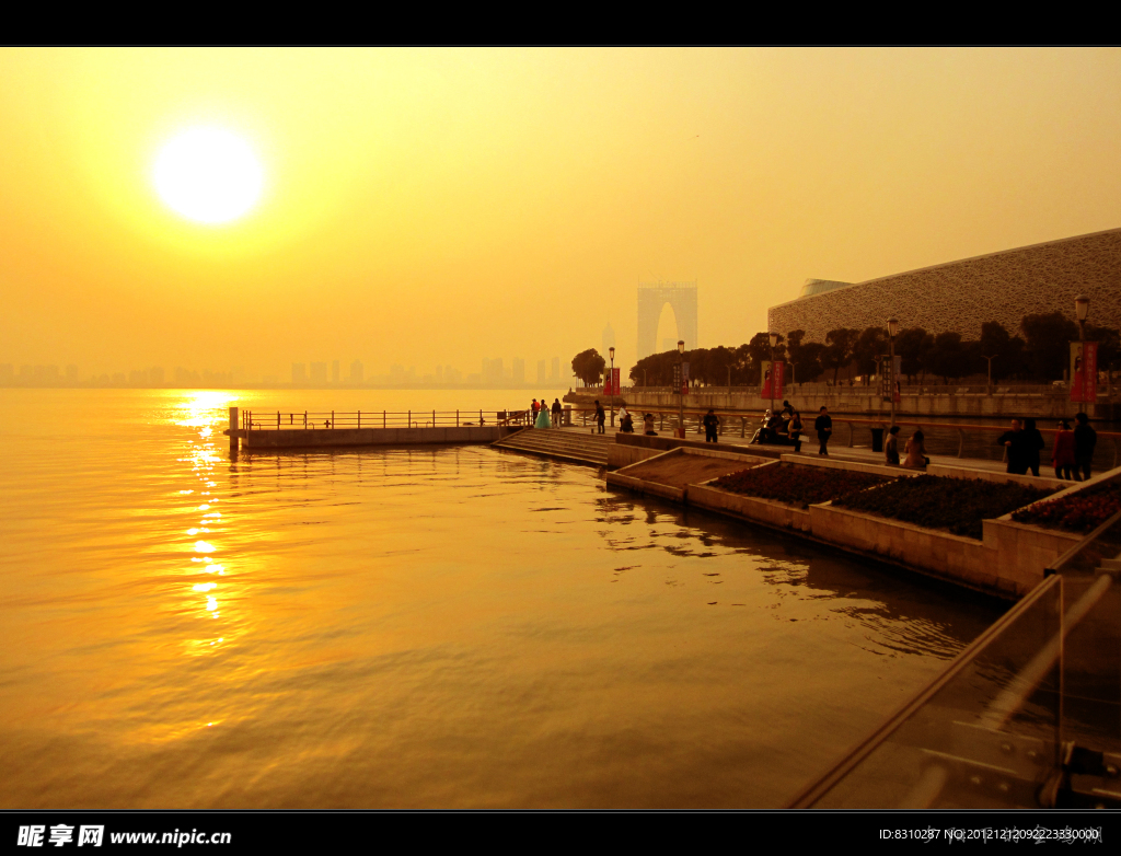 夕阳下的金鸡湖