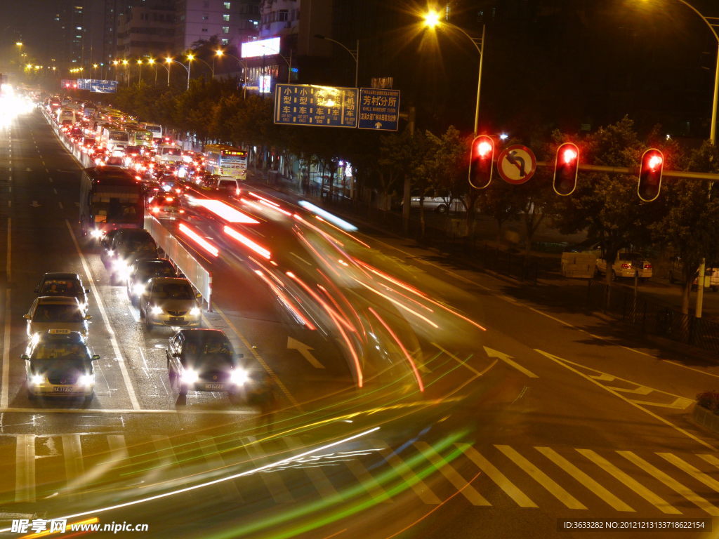 夜间公路上的车流