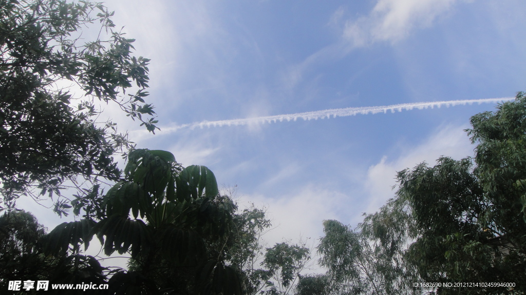 蓝色天空 线条白云