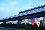 列车奔驰 彩楼映辉