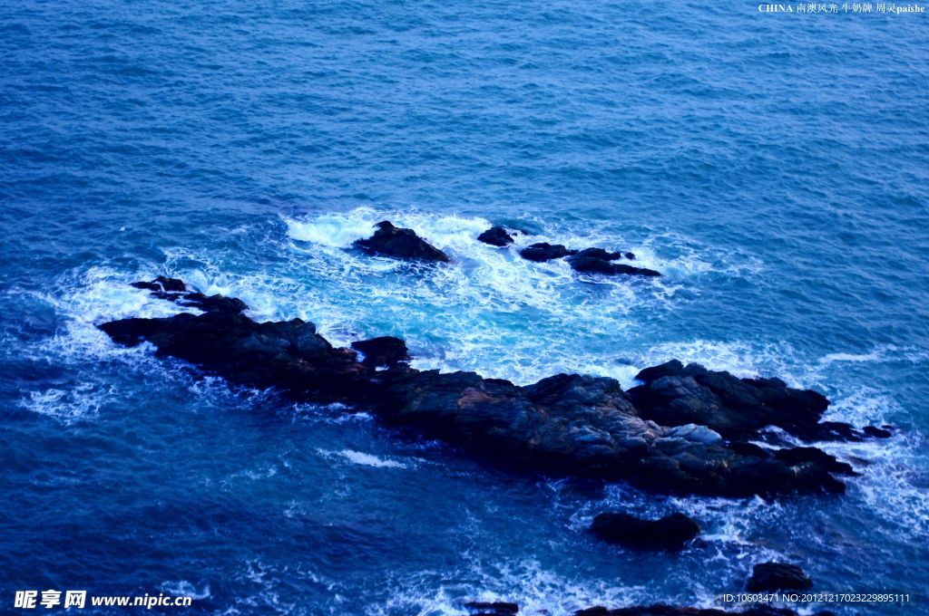南澳风光 海中黑岩石