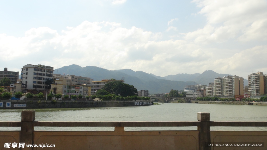 河流