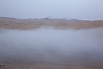 雾中的内蒙古响沙湾沙漠旅游景区