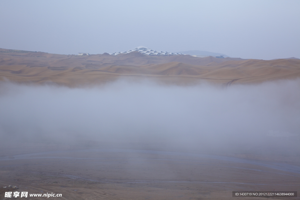 雾中的内蒙古响沙湾沙漠旅游景区