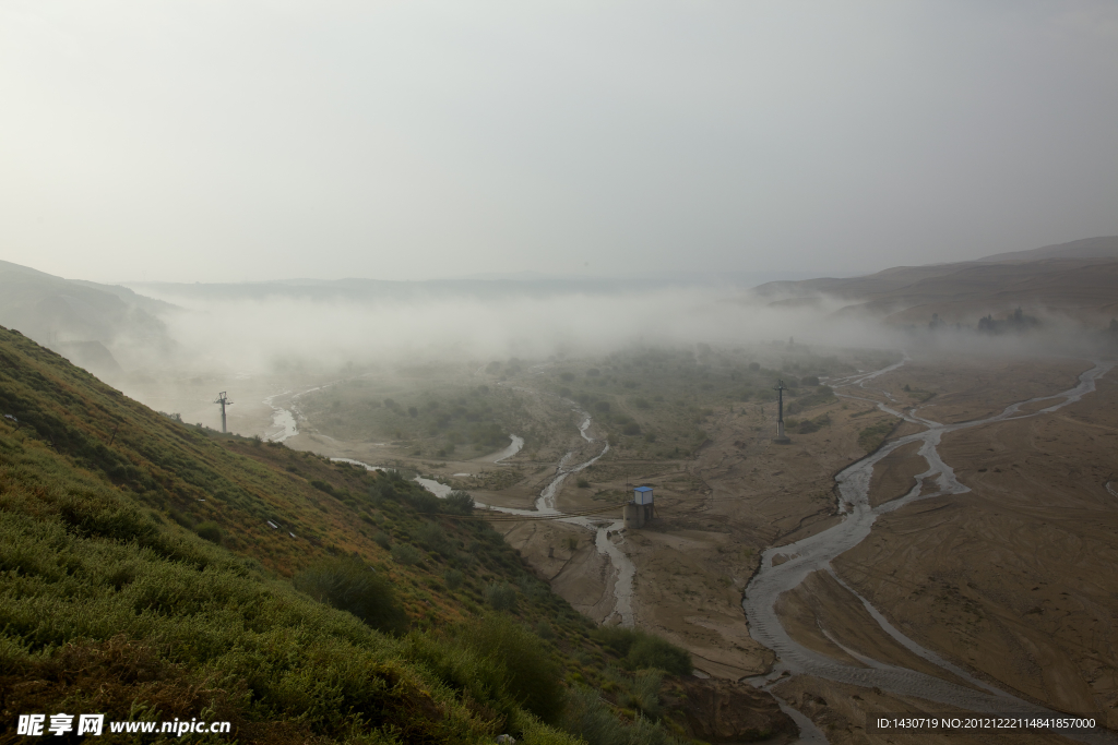 雾中的内蒙古响沙湾沙漠旅游景区