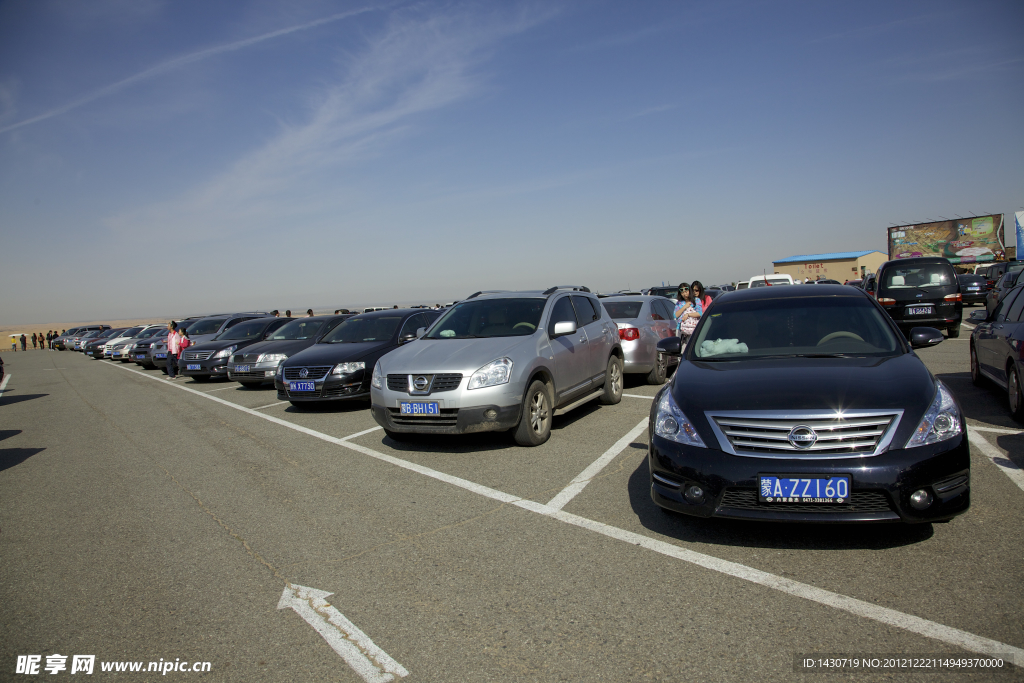 内蒙古响沙湾沙漠旅游景区的停车场