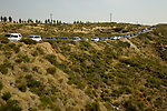 荒野中的公路和车辆