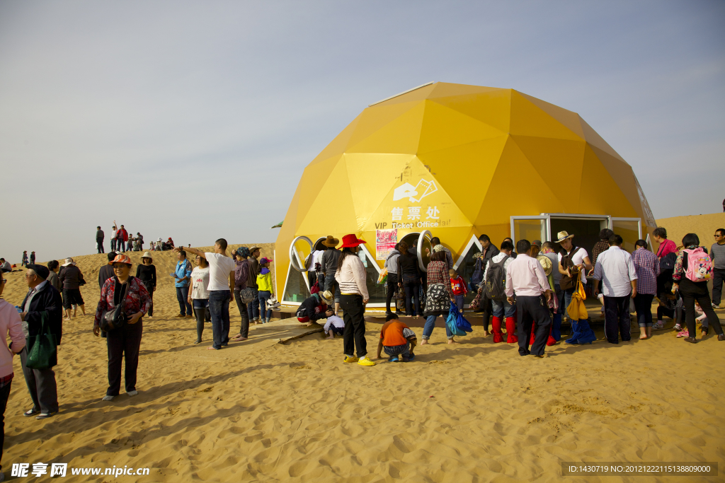 内蒙古响沙湾沙漠旅游景区的游人们和金色售票中心