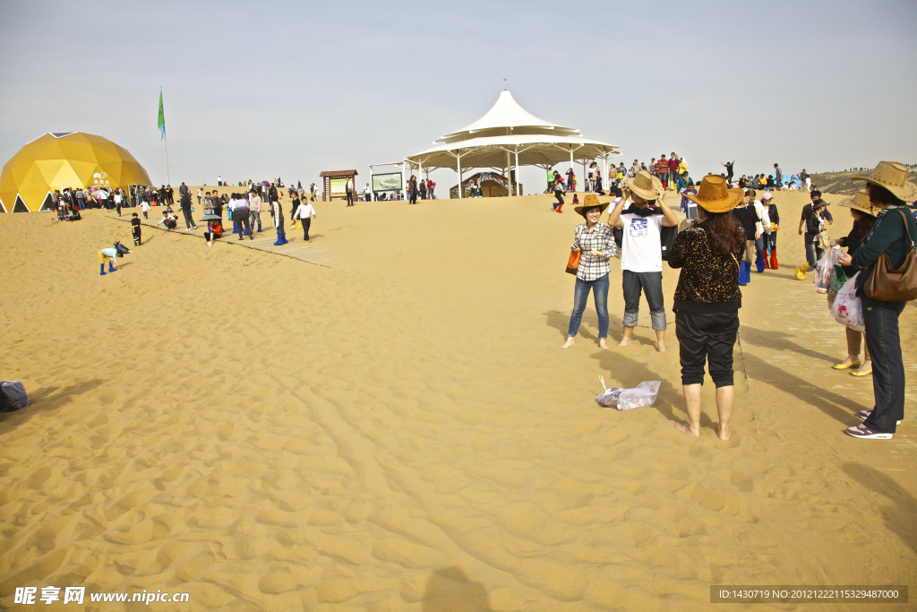内蒙古响沙湾沙漠旅游景区的游人们