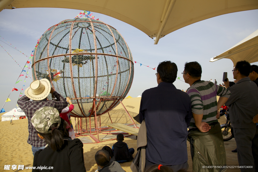 内蒙古响沙湾沙漠旅游景区的游人们