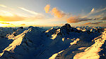 日出雪山