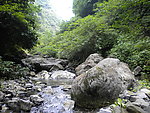 石头山泉生机勃勃