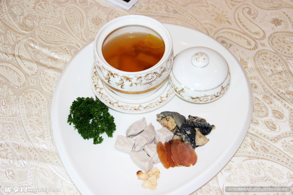 红参炖乌鸡