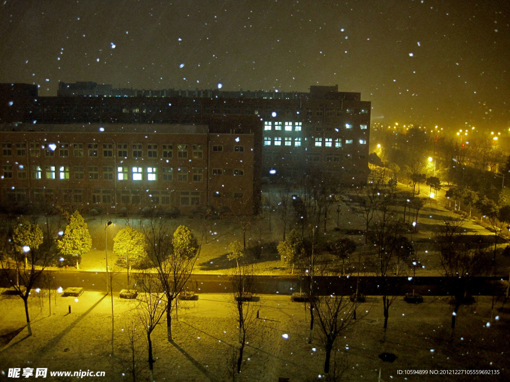 夜晚的雪景