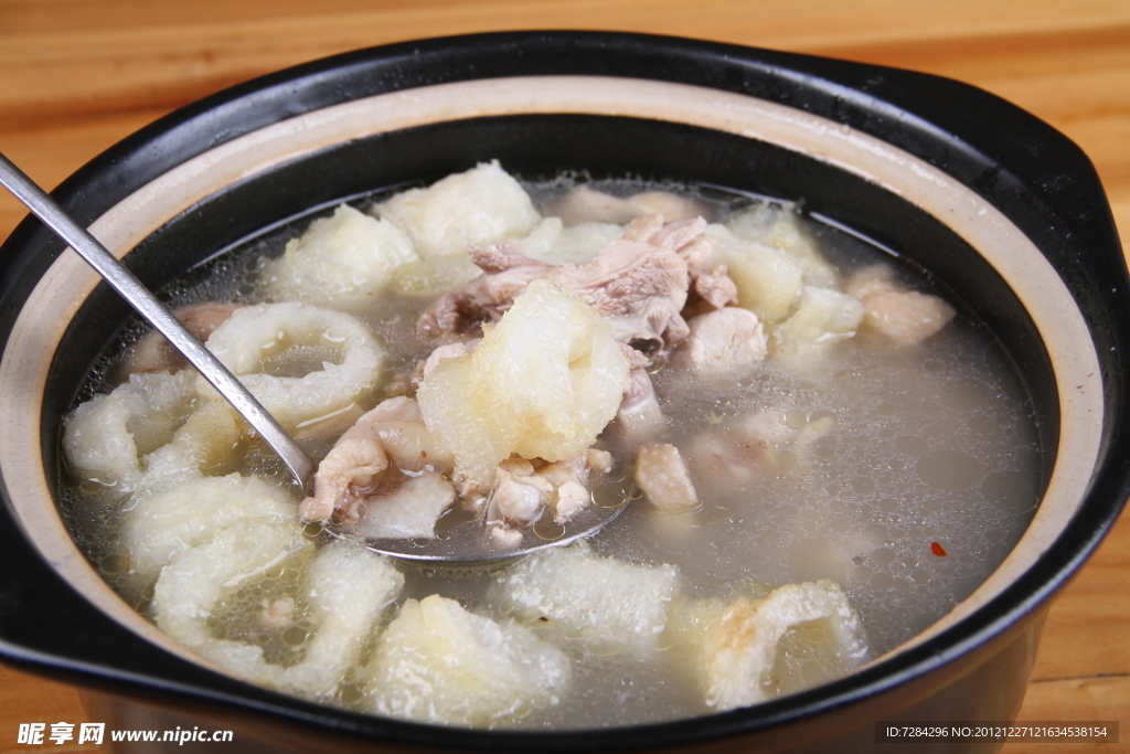 鱼肚鸡肉煲