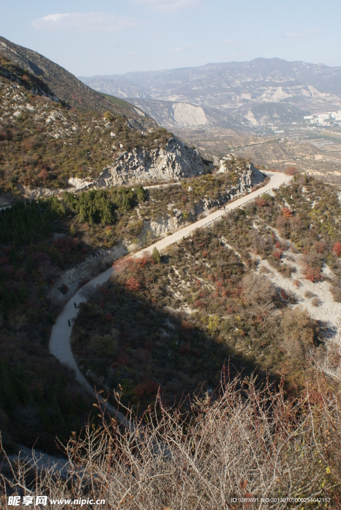 田野中的山路