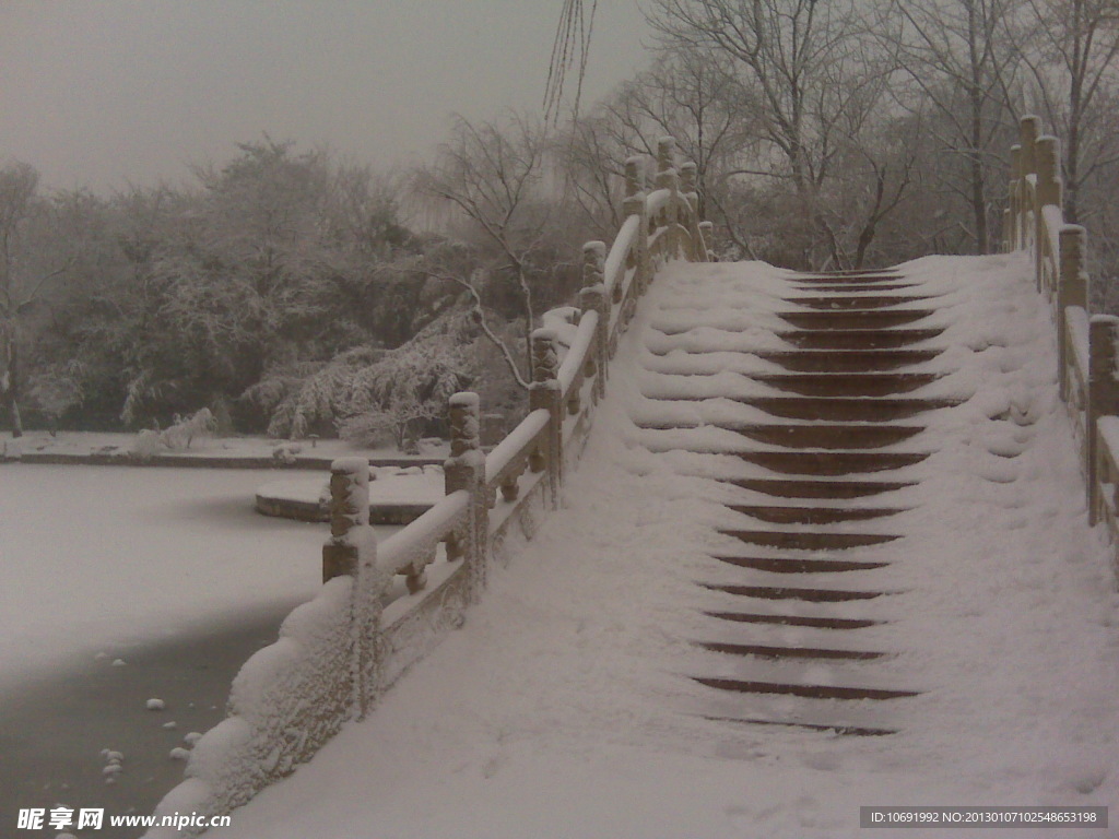 雪中石拱桥