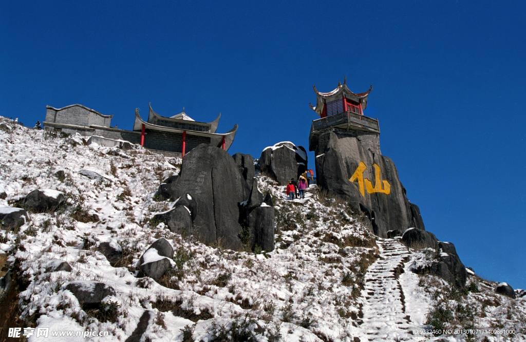 雪后山景