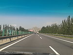 行驶在高速公路