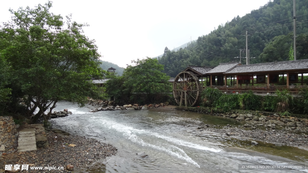 杜鹃山下溪水边