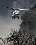 警用直升机在山谷超低空飞行