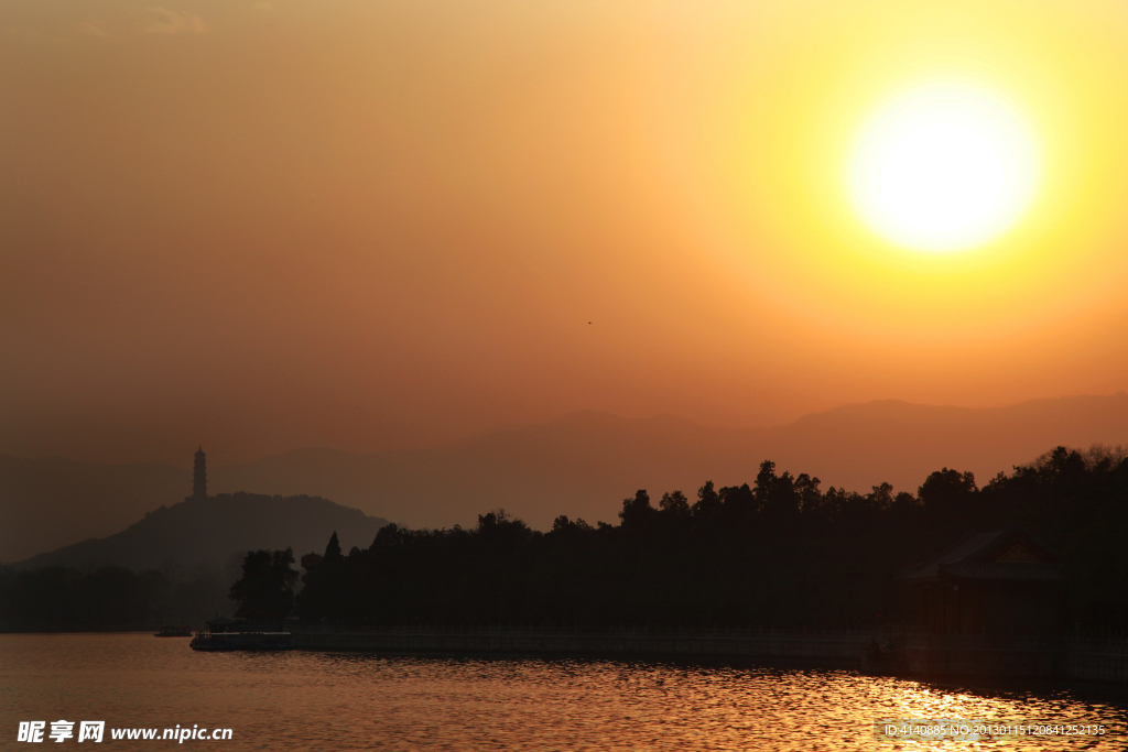 夕阳湖景