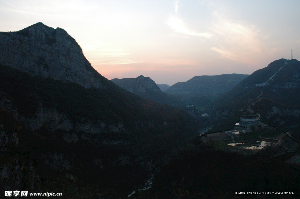 黄昏山景