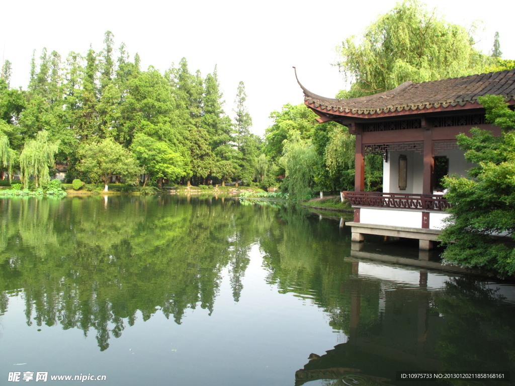 西湖湖面与建筑