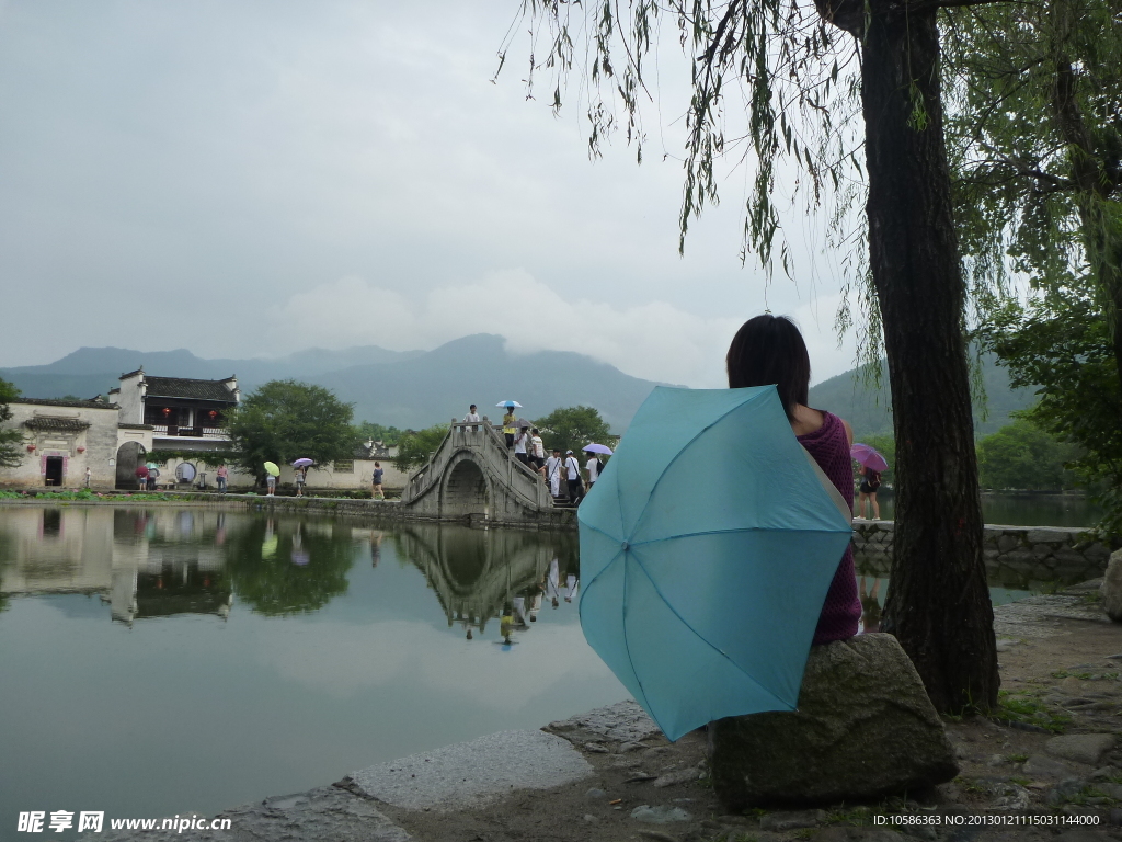 宏村旁的小桥流水人家