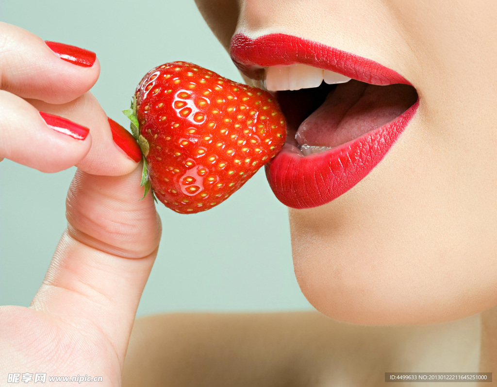 吃草莓 红唇