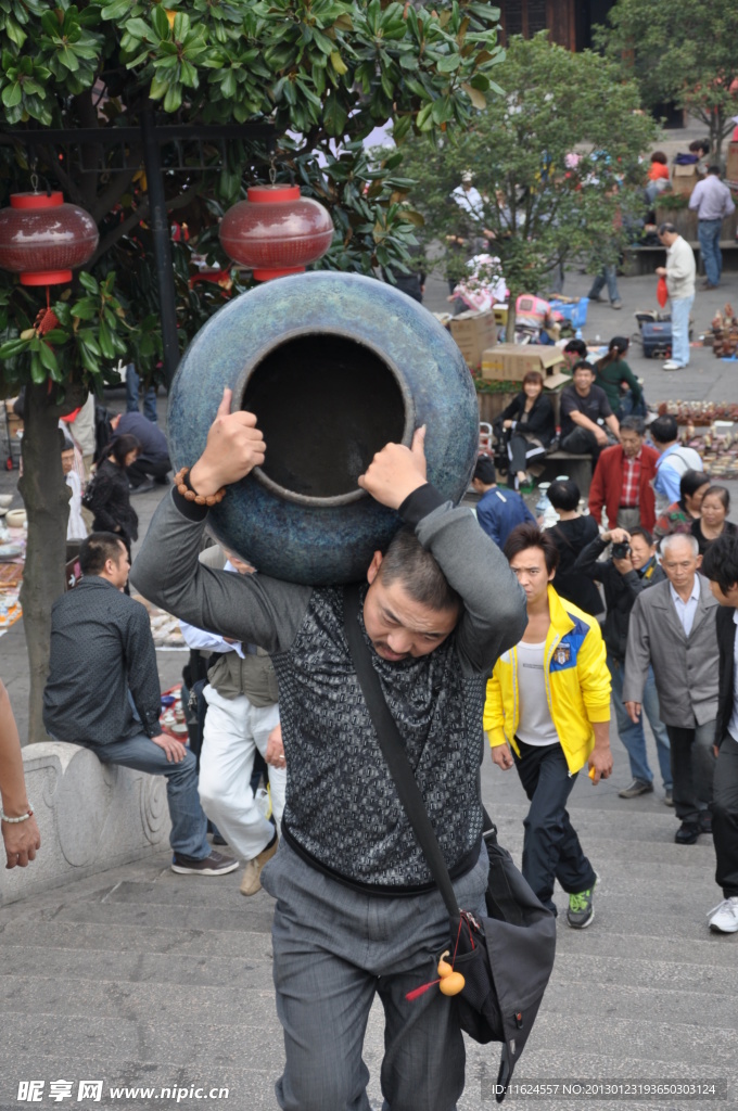 扛缸的男人