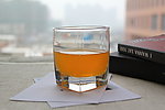 装有橙汁的玻璃杯