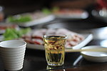 烧烤桌啤酒杯