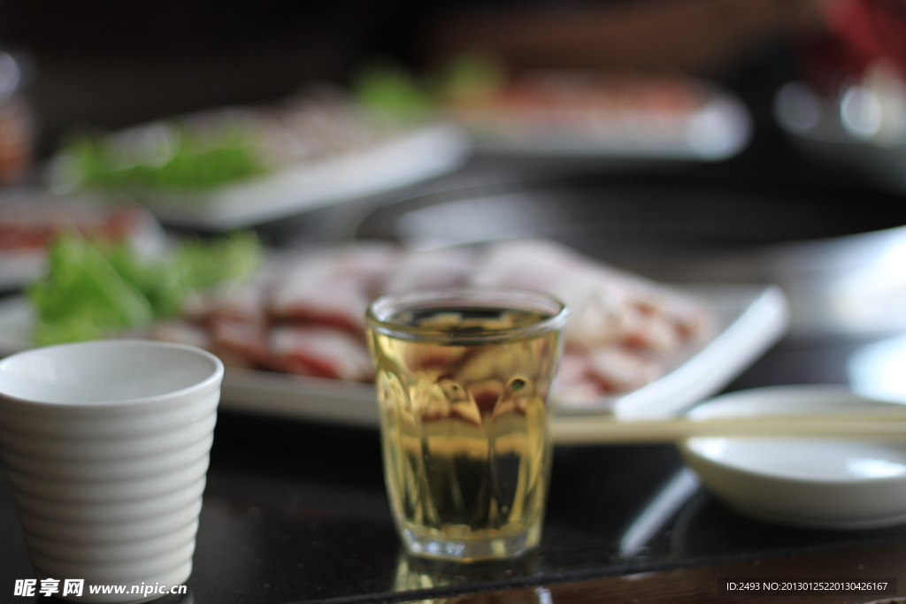 烧烤桌啤酒杯