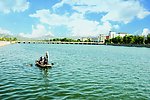 河中泛舟